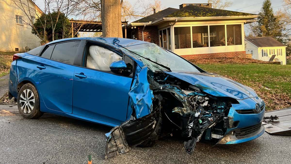 Pick Up Junk Cars Efficient Process to Remove damage Car