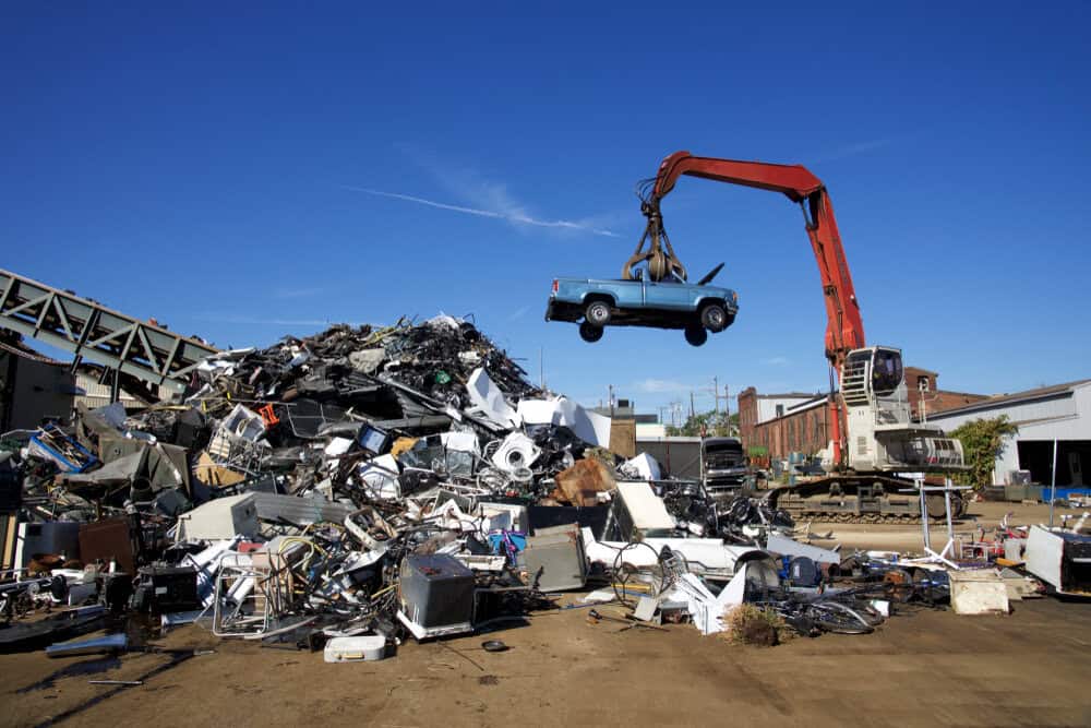 Crane,With,Claw,Tossing,Trucks,At,Scrapyard,Recycling,Center